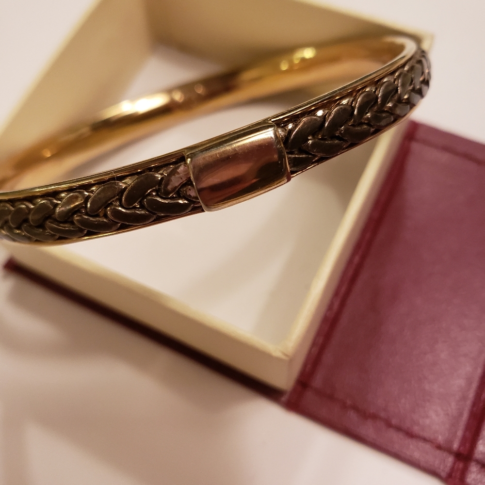 Bangle bracelet